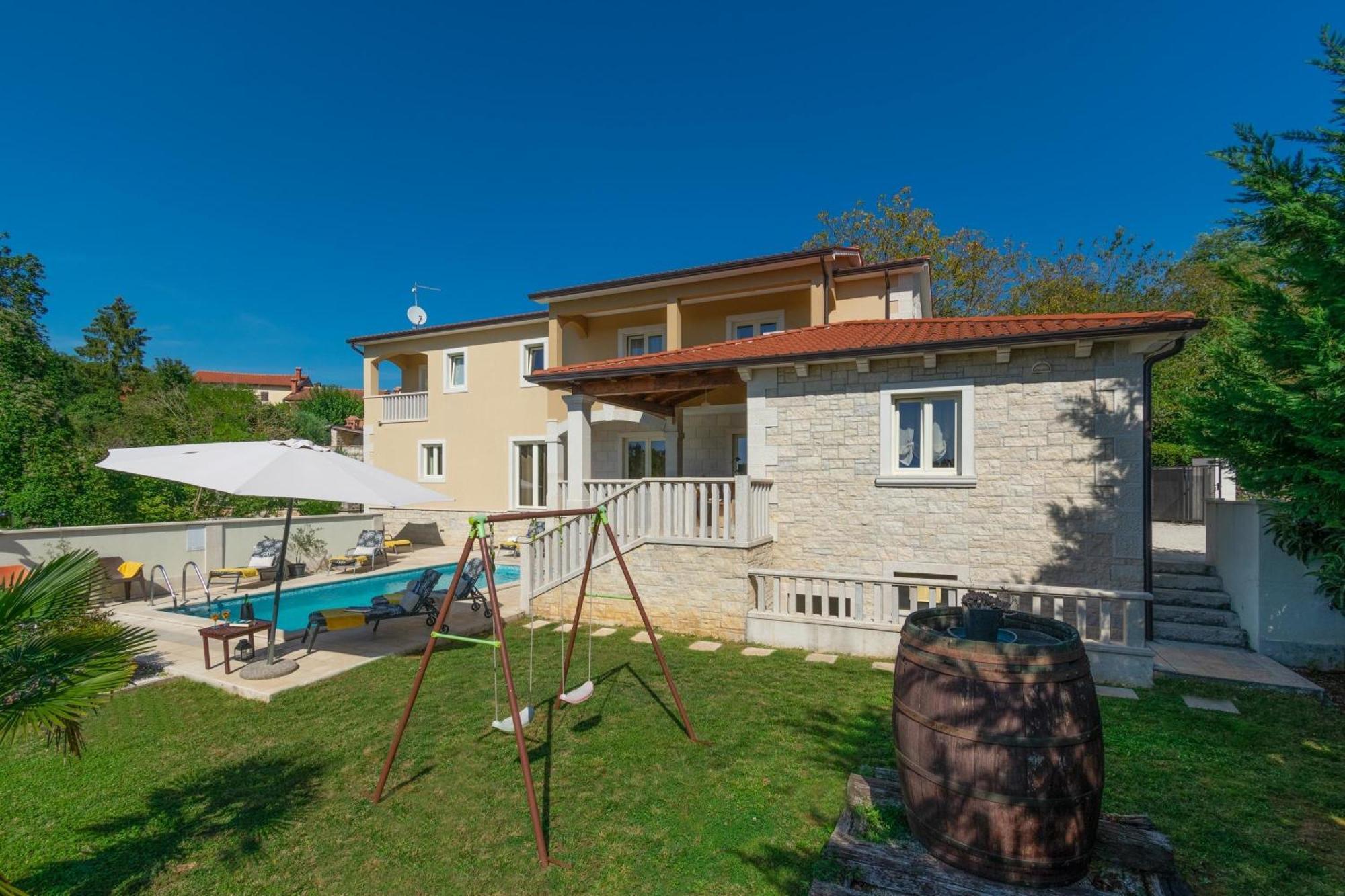 Villa Mit Eingezaeuntem Garten Und Panoramablick Tinjan Exterior photo