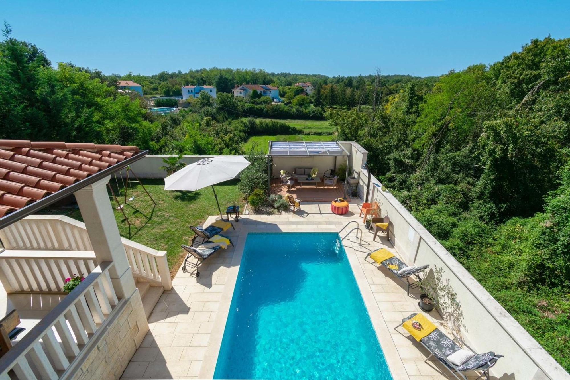 Villa Mit Eingezaeuntem Garten Und Panoramablick Tinjan Exterior photo